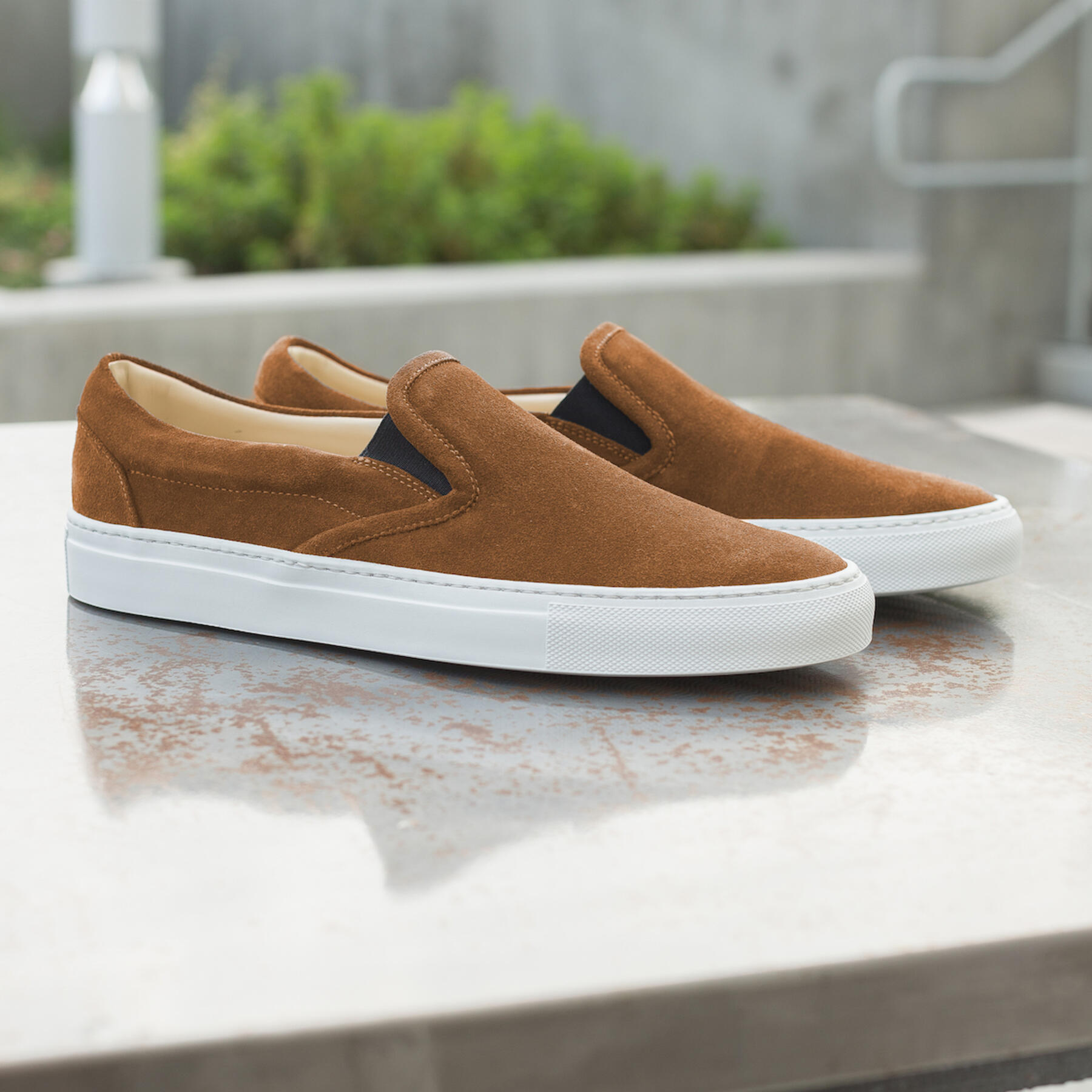 gustin cognac slip on
