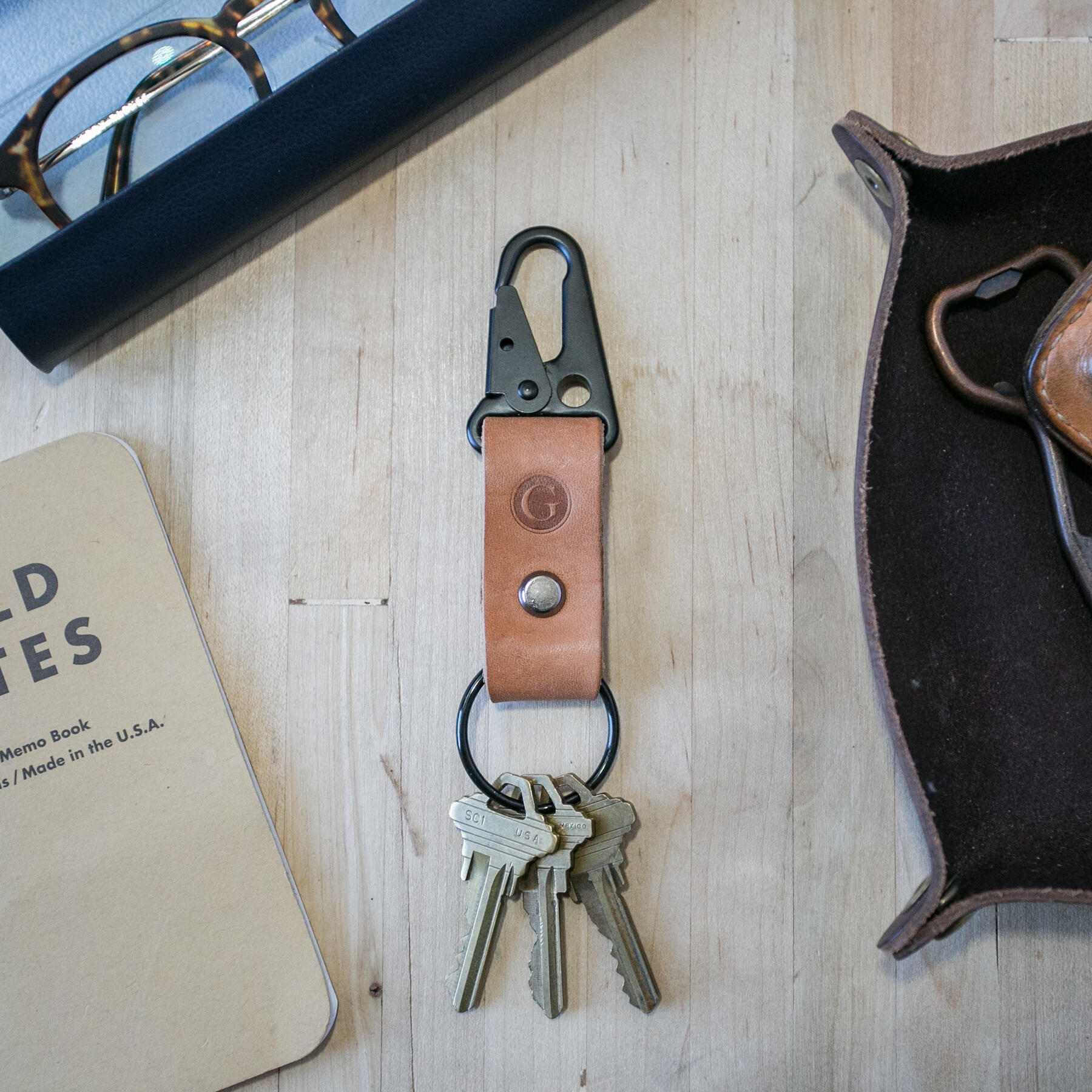 gustin military key clip - veg tan