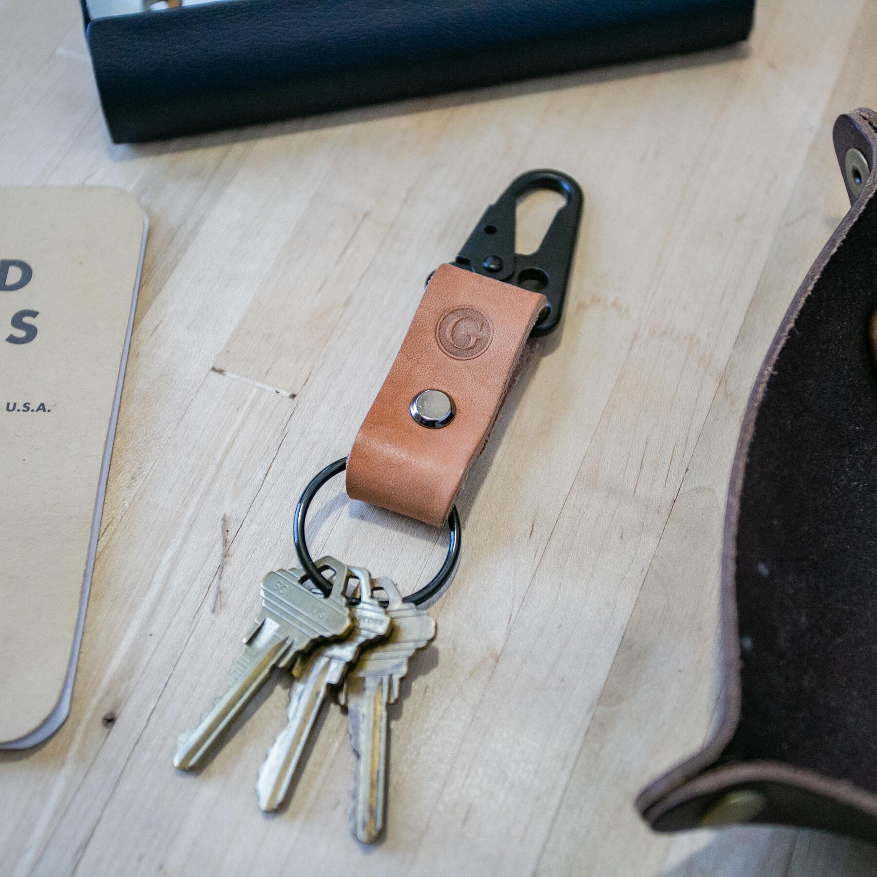 gustin military key clip - veg tan