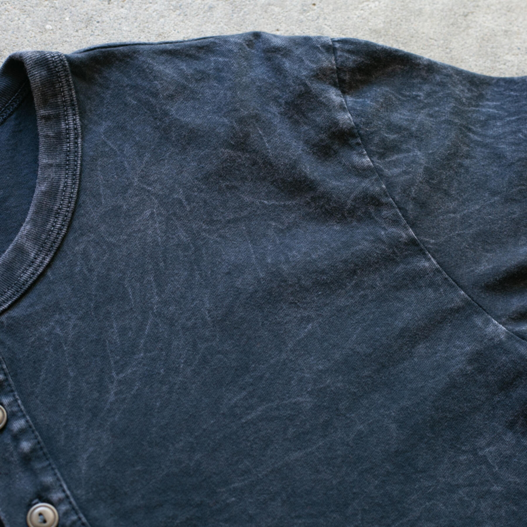 gustin mineral wash henley - black