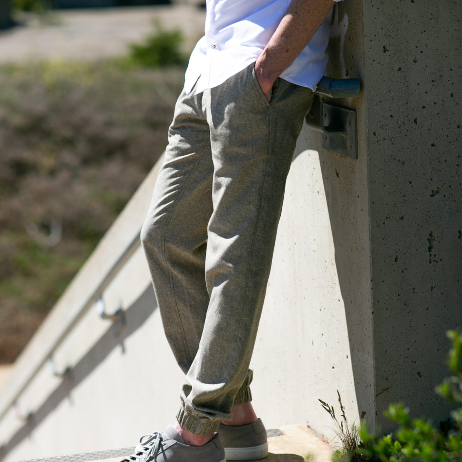 gustin linen chambray joggers - olive