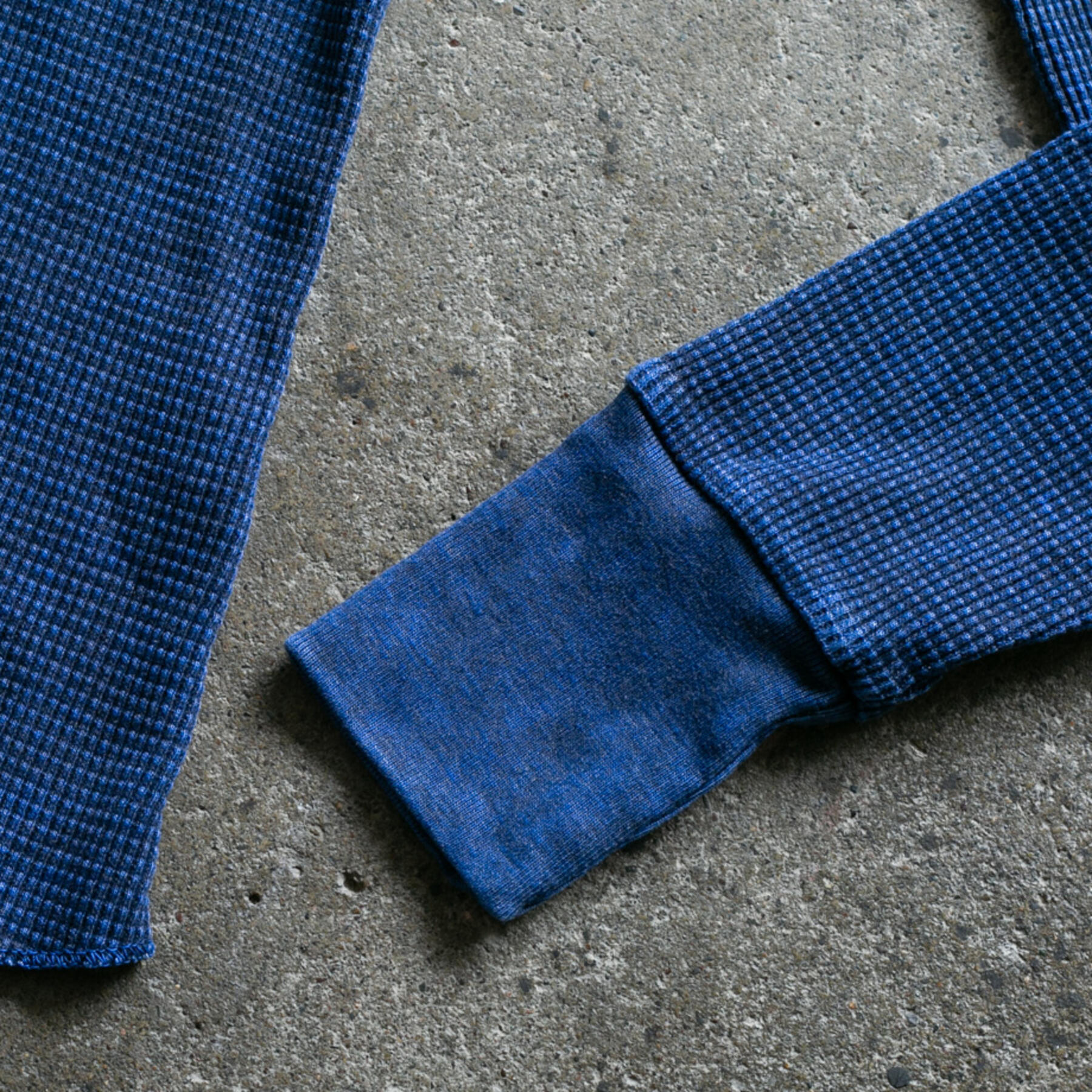 gustin vintage wash waffle crewneck - blue