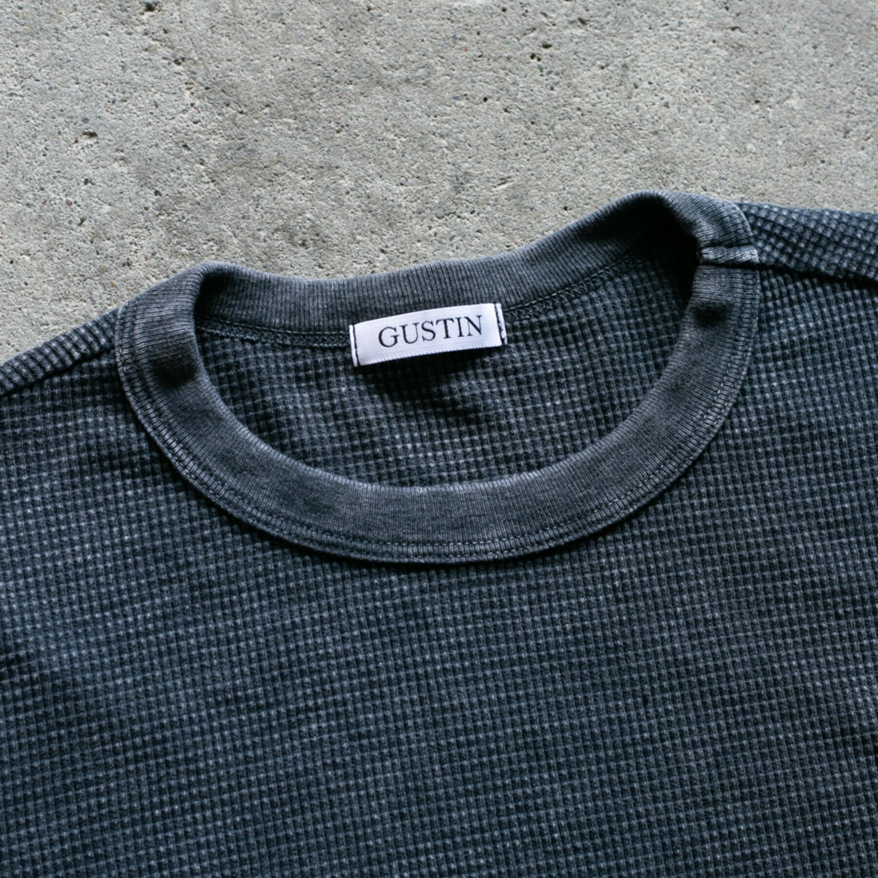 gustin vintage wash waffle crewneck - black