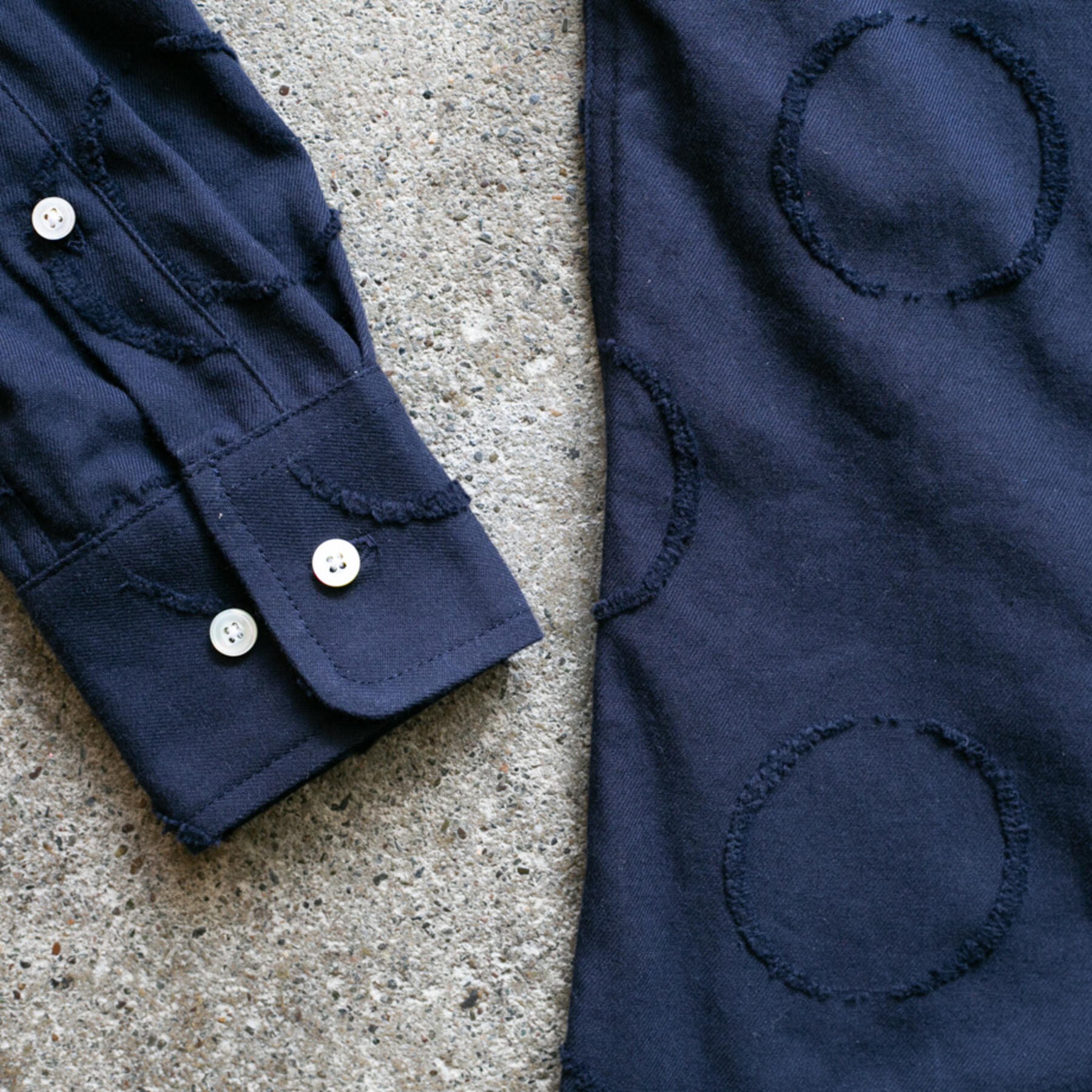 gustin #513 tufted circle shirt - navy