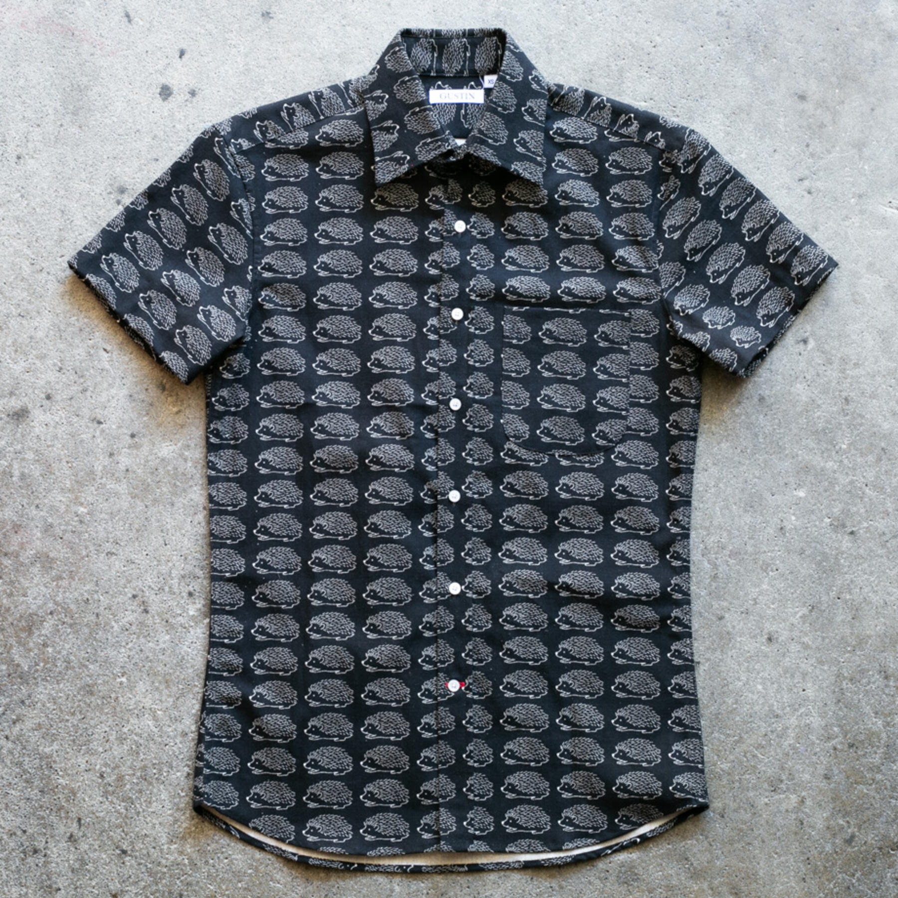 gustin #1099 the hedgehog shirt - black