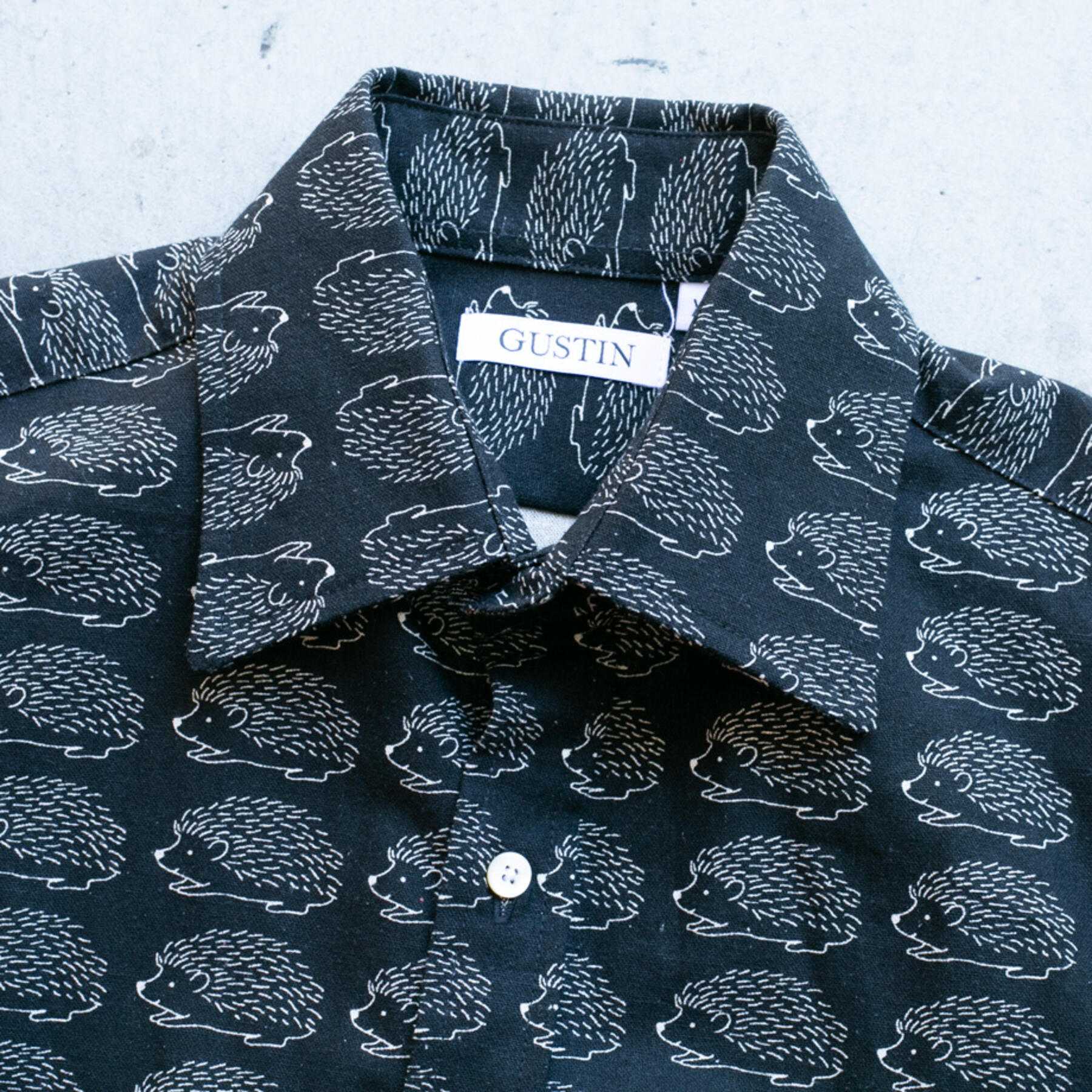 gustin #1099 the hedgehog shirt - black