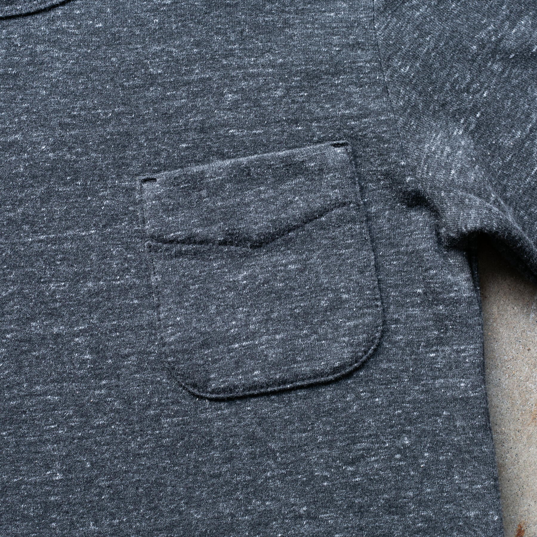gustin fleece pocket crewneck - heather charcoal