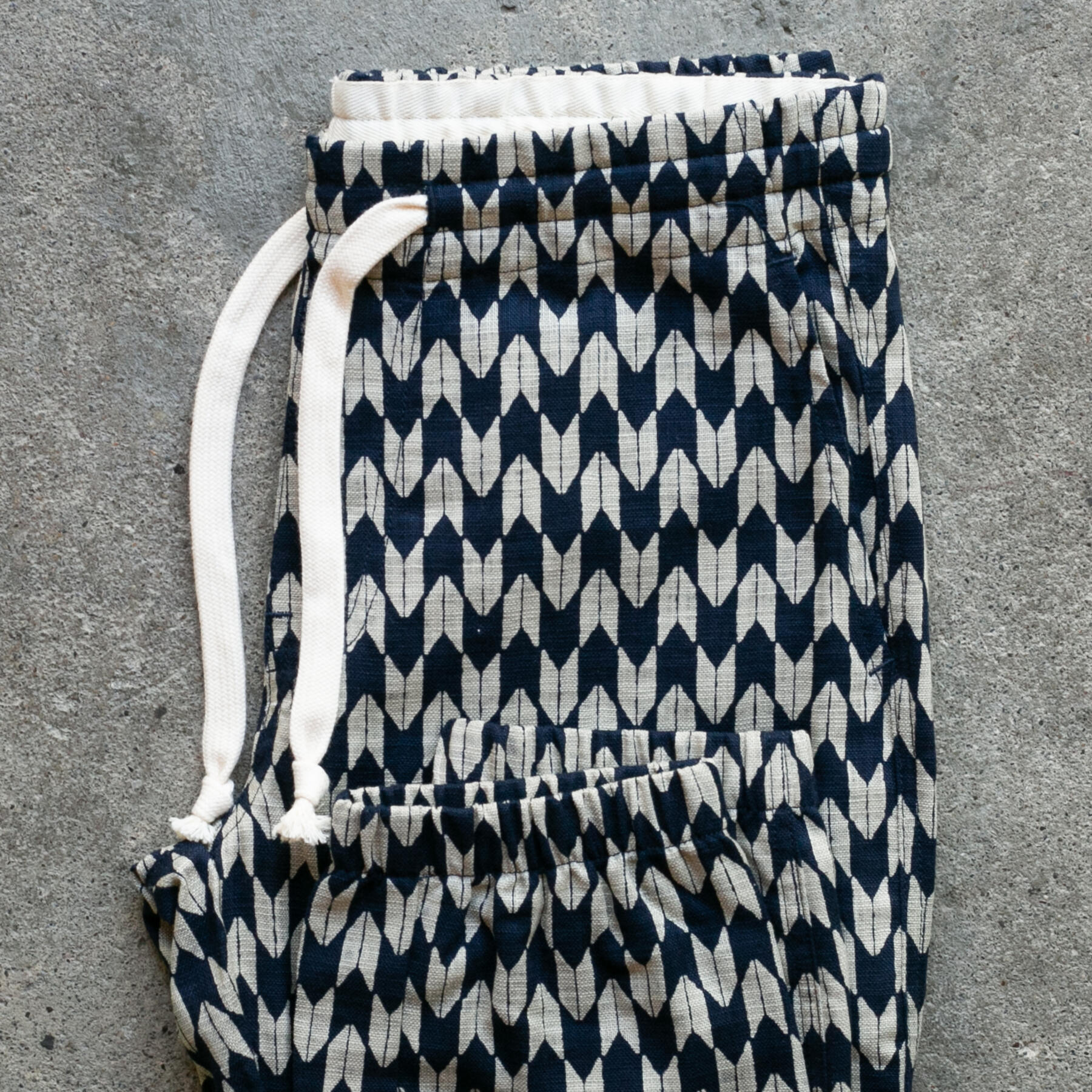 gustin #6 japan retro print joggers - chevrons