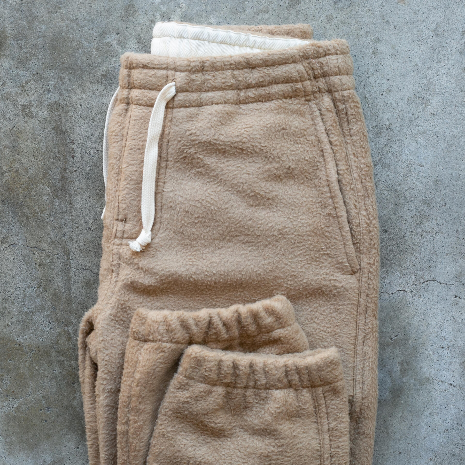 gustin #38 japan monster fleece joggers - camel