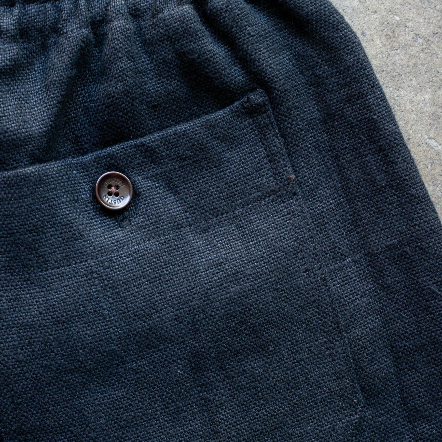 gustin #127 beast linen shorts - black
