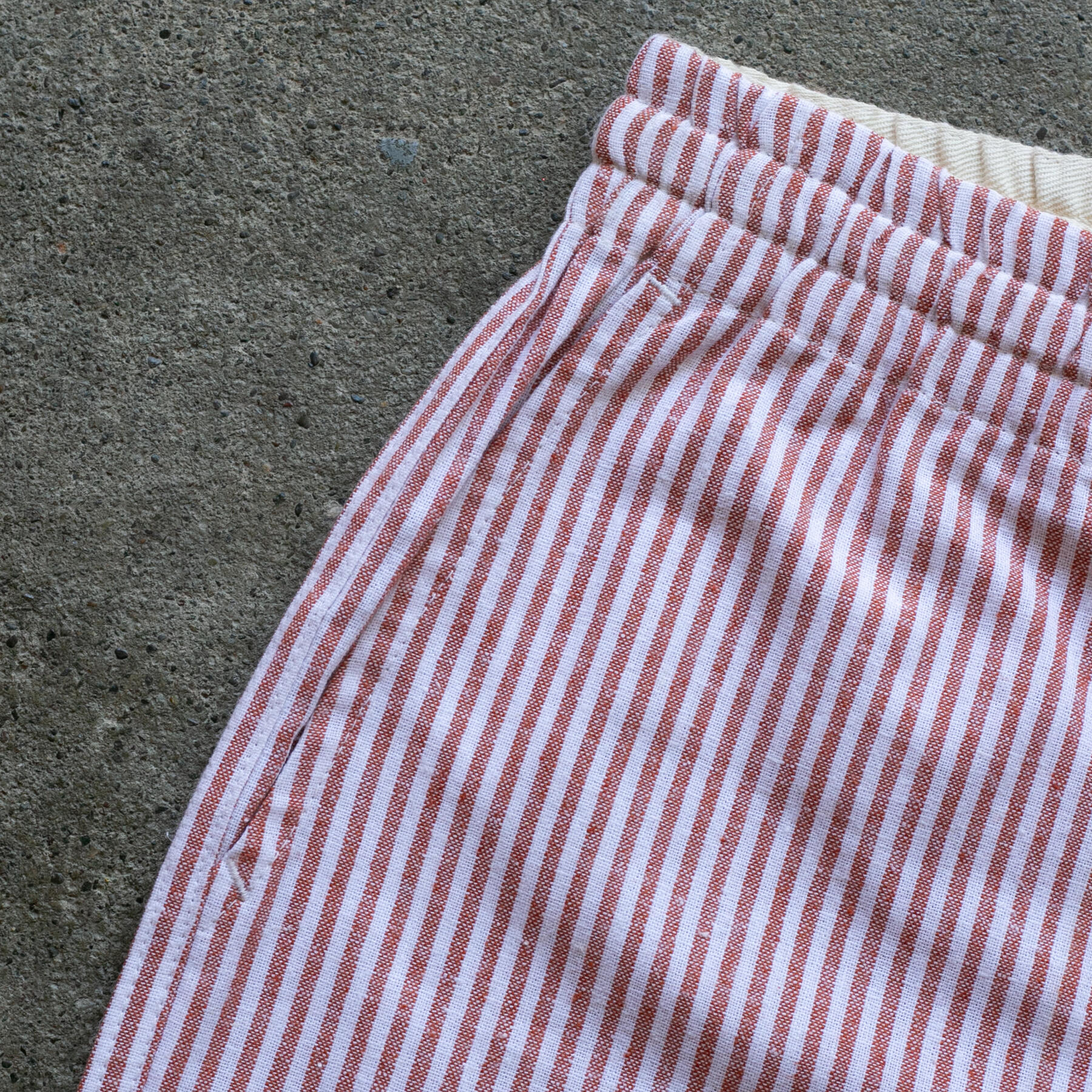 gustin #134 red x natural stripe shorts