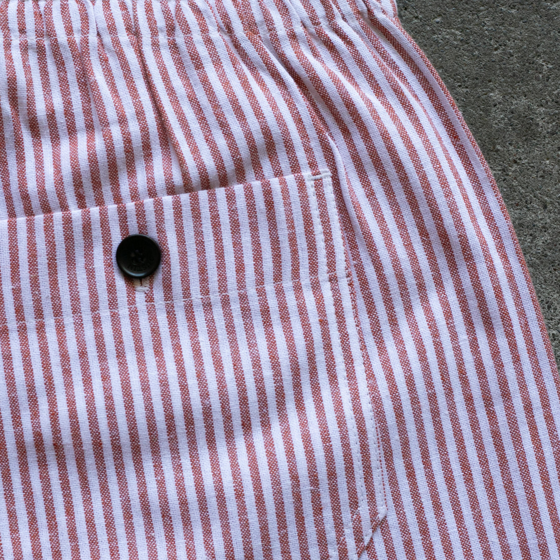 gustin #134 red x natural stripe shorts