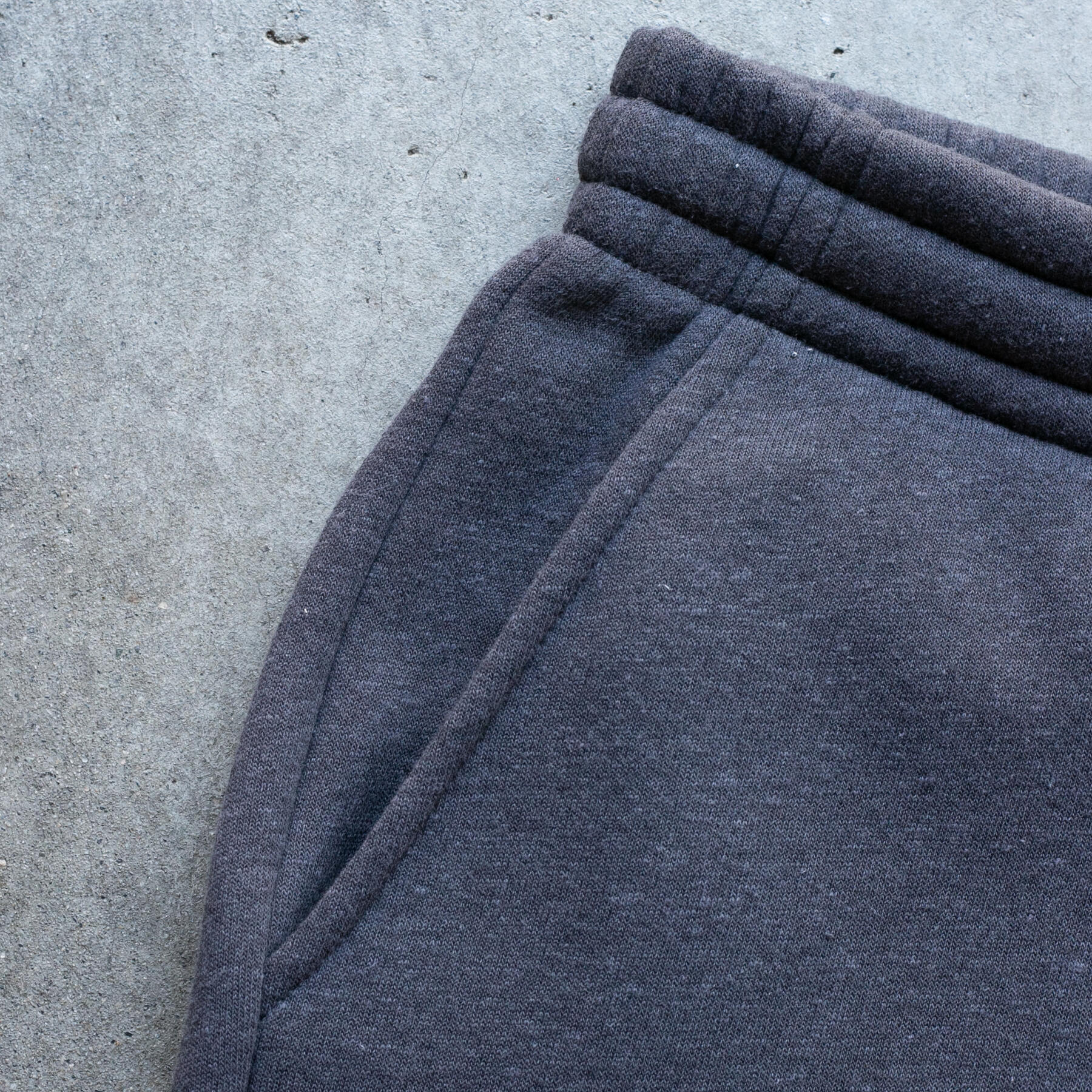 gustin plush fleece sweatshorts - charcoal
