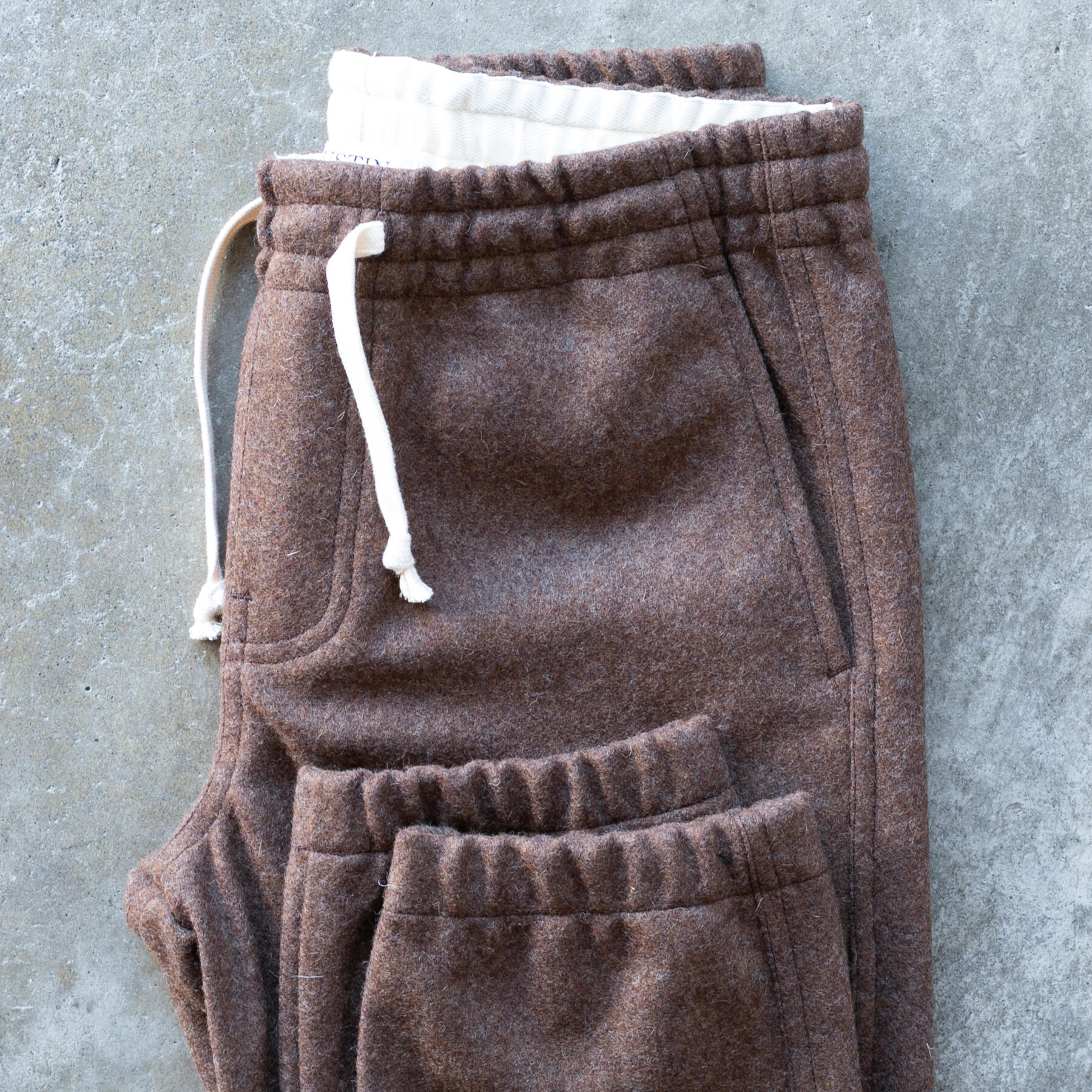 gustin #4 japan rustic wool joggers - rust